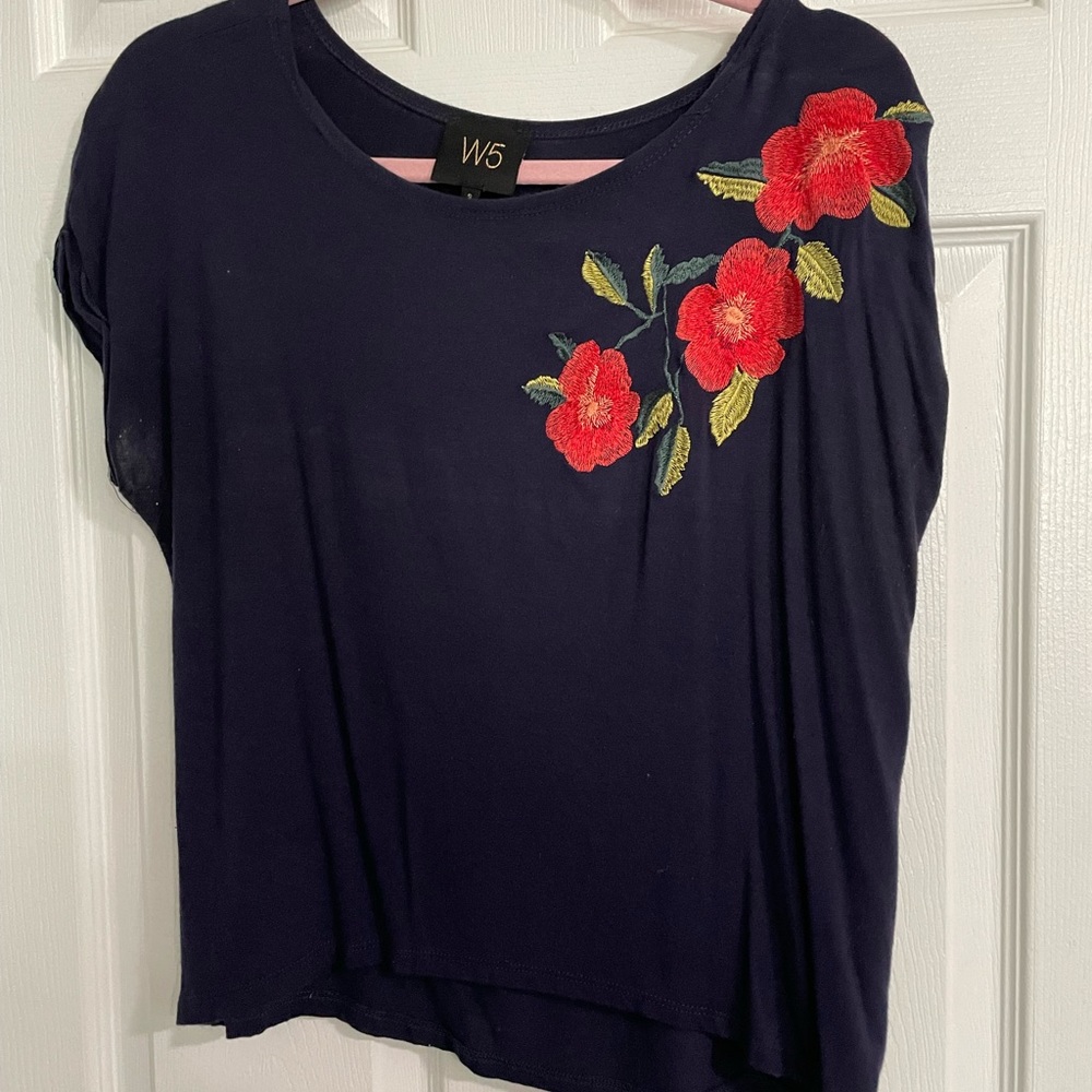 Womens Cropped Short Sleeve Tee with Floral Embroidery